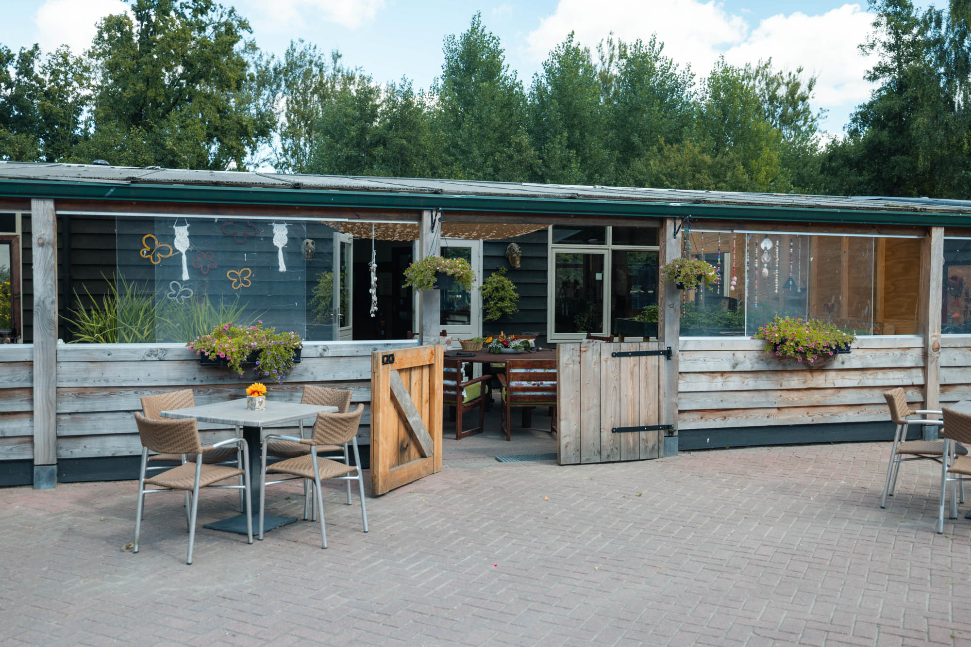 Het overdekte terras van Thuis bij Hulkesteijn